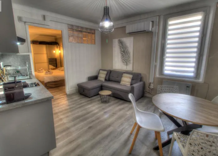 ALC - FF393 - 6 min PALAIS AND BEACHES